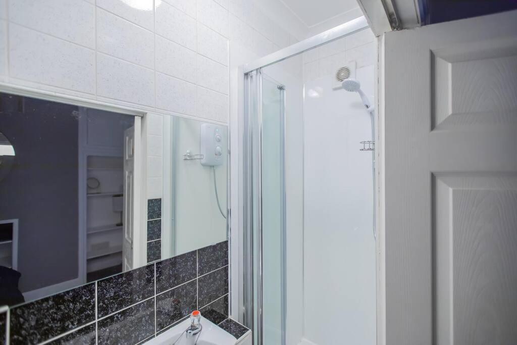 Georgian Gem Free Parking &Views Apartment Bath Luaran gambar