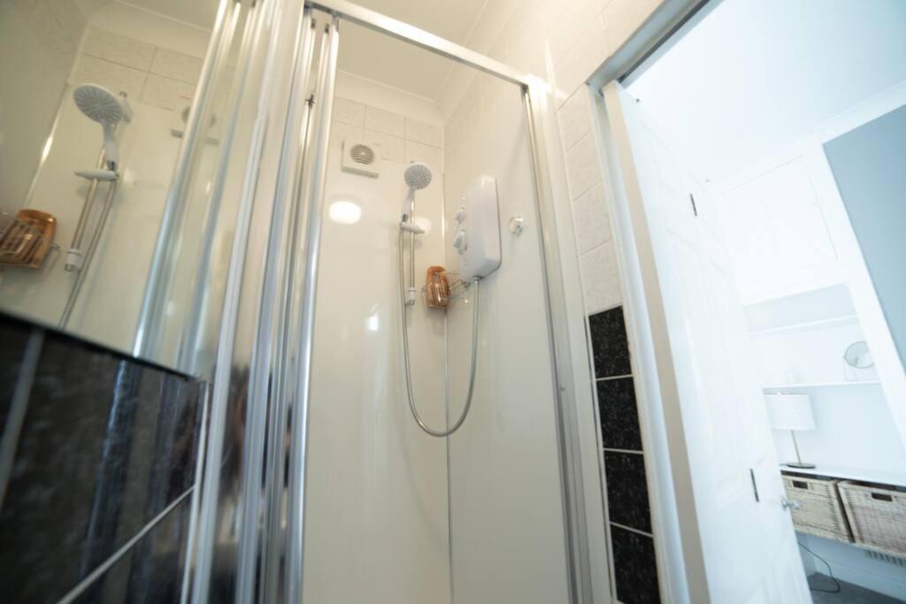 Georgian Gem Free Parking &Views Apartment Bath Luaran gambar