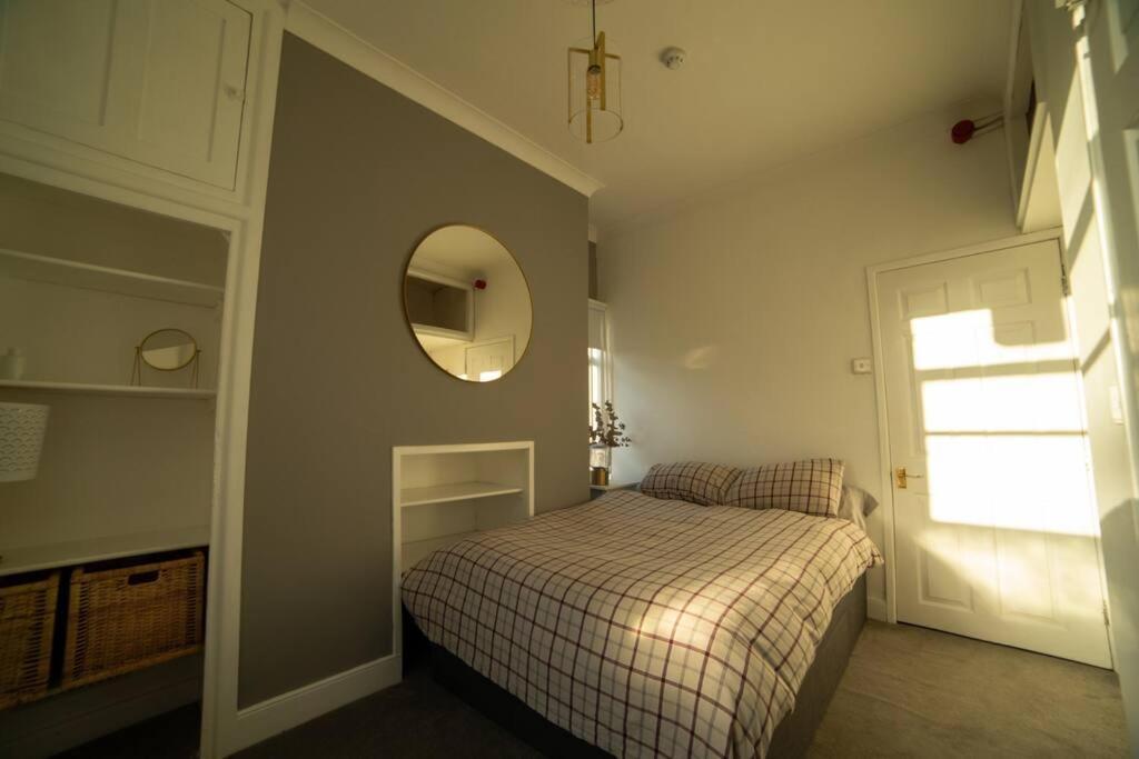 Georgian Gem Free Parking &Views Apartment Bath Luaran gambar